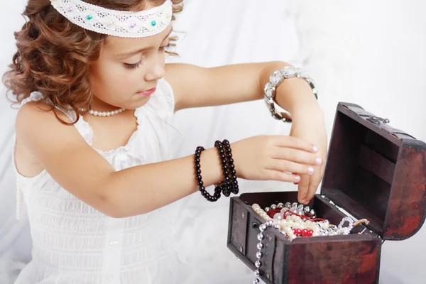 Beautiful little girl plays — Stock Photo, Image