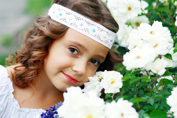 Girl on white rose garden — Stock Photo, Image