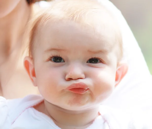 Hermoso bebé haciendo cara — Foto de Stock