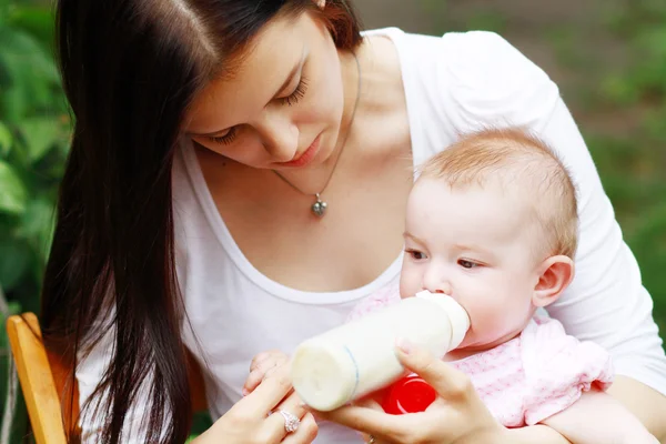 Mother is feeding her baby — Stock Photo, Image