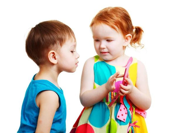 Мальчик и девочка играют с мобильным телефоном — стоковое фото