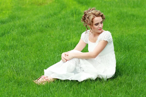 Vrouw op het gras — Stockfoto