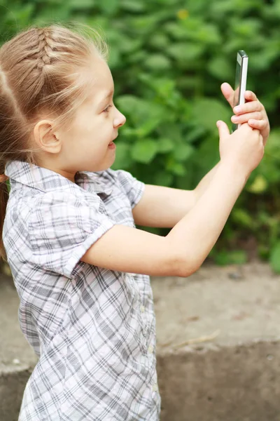 Niña con teléfono móvil — Foto de Stock