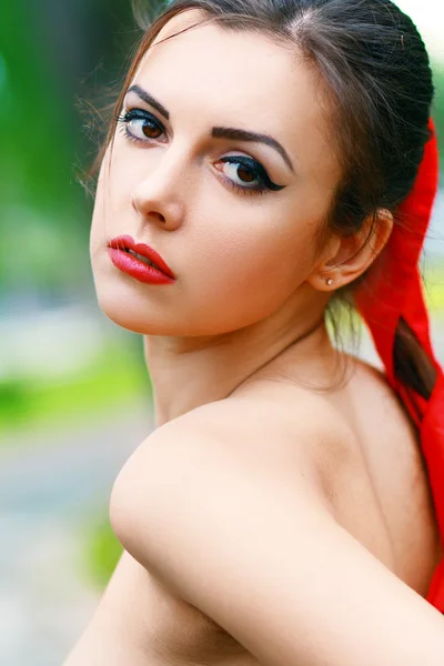 Mujer joven al aire libre — Foto de Stock