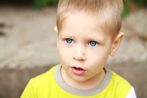 Kleiner 3-jähriger Junge — Stockfoto