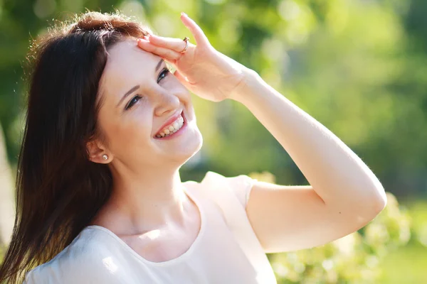 Vrouw op zoek ver weg — Stockfoto