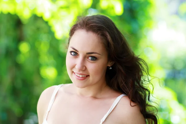 Mujer joven al aire libre — Foto de Stock