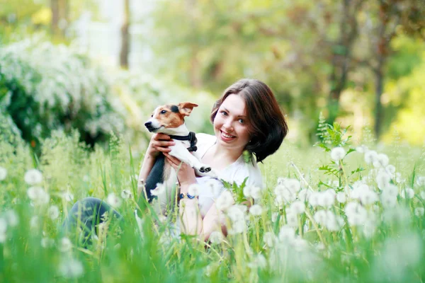 Kvinna med hund — Stockfoto