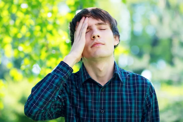 Student mit Kopfschmerzen — Stockfoto