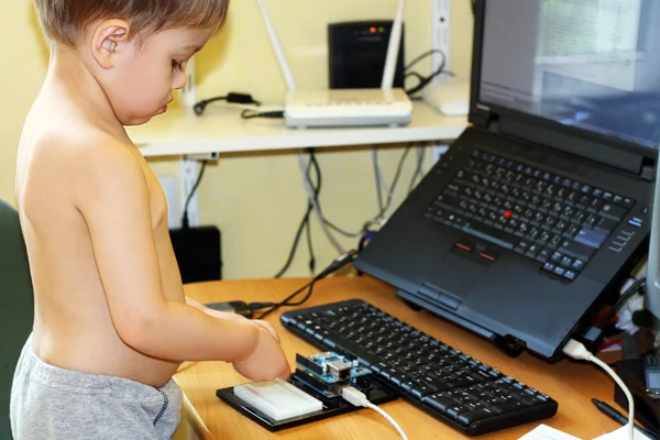Chłopiec bawi się z mikrokontrolerem — Zdjęcie stockowe