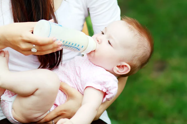 Mother is feeding her baby — Stock Photo, Image