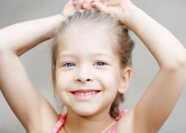 Schattig klein meisje — Stockfoto