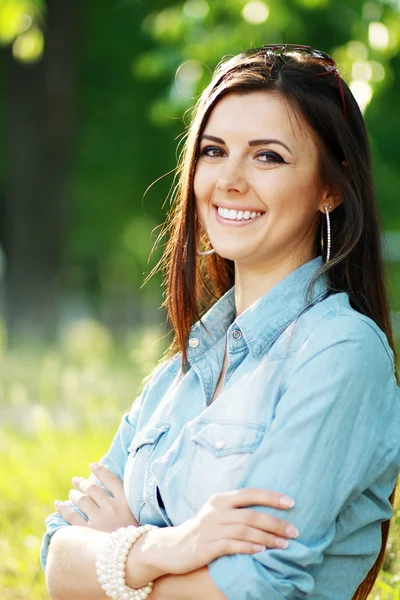 Gelukkige vrouw buiten — Stockfoto