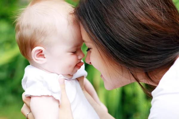 Junge Mutter mit Baby — Stockfoto