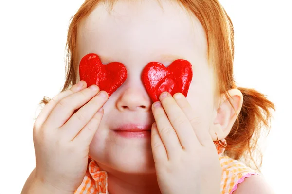 Niña con dos corazoncitos rojos —  Fotos de Stock