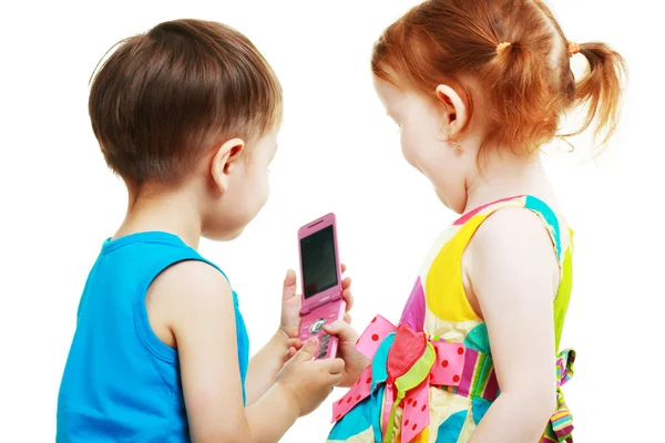 Chłopiec i dziewczynka gra z komórkowego — Zdjęcie stockowe