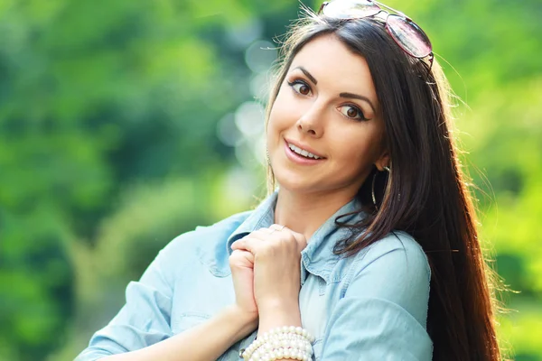 Mulher feliz ao ar livre — Fotografia de Stock