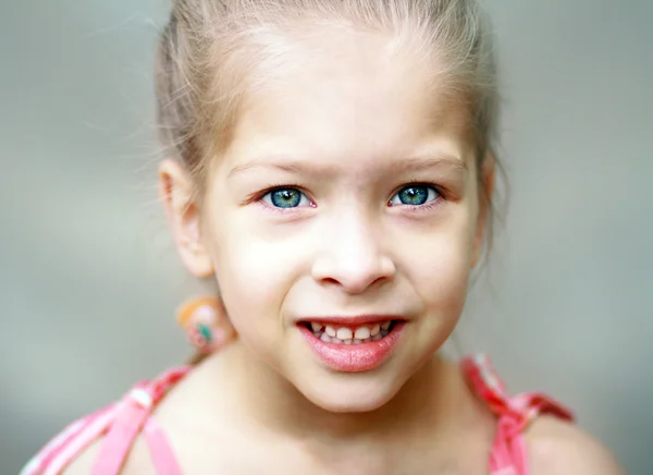 Schattig klein meisje — Stockfoto