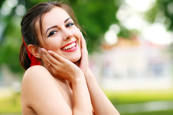 Junge Frau im Freien — Stockfoto