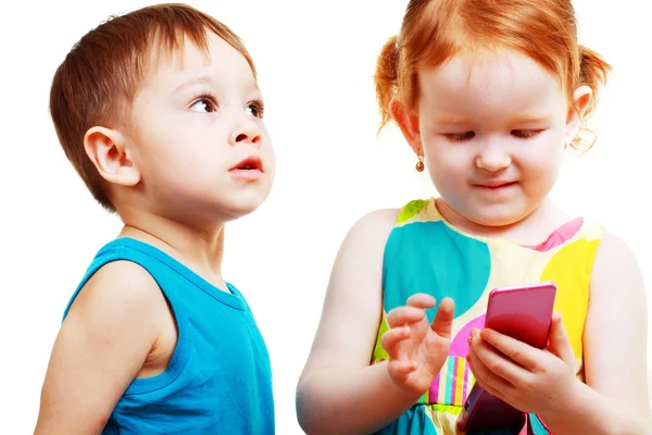 Jongen en meisje spelen met mobiele — Stockfoto
