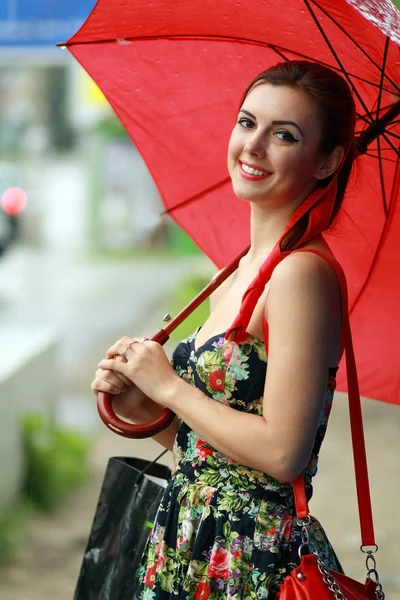 Vrouw met een rode paraplu — Stockfoto