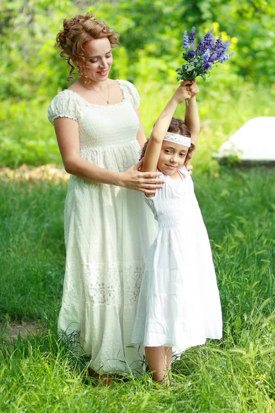 Мать и маленькая дочь — стоковое фото