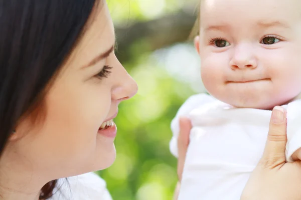 Jeune mère avec bébé — Photo