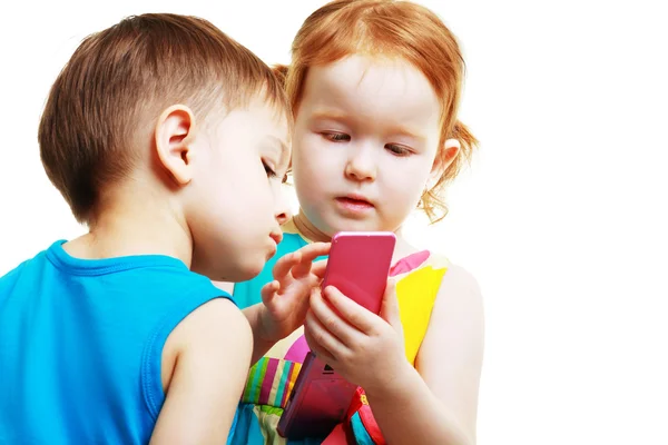 Chlapec a dívka si hraje s mobile — Stock fotografie