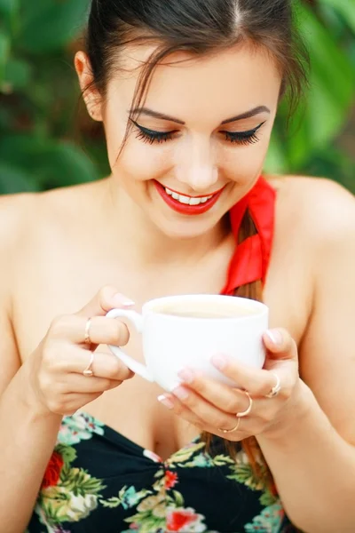 Vrouw met koffie — Stockfoto