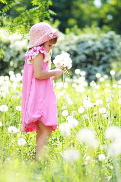 Girl have fun with dandelions — Stock Photo, Image