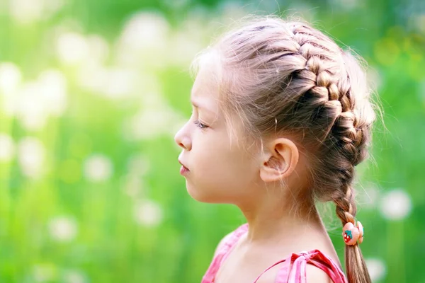 Entzückendes kleines Mädchen — Stockfoto