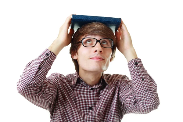 Estudiante con libro en la cabeza — Foto de Stock