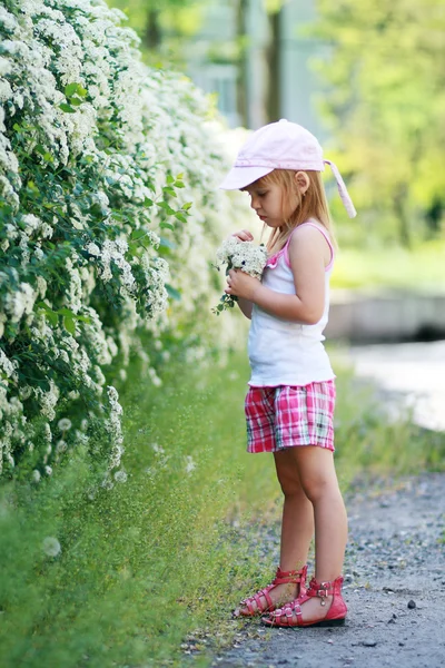Bavte se dívka s květinami — Stock fotografie