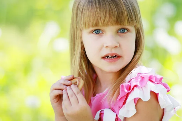 Маленькая девочка с печеньем — стоковое фото