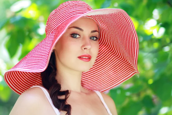 Donna in brillante cappello estivo — Foto Stock