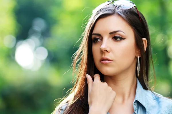 Jovem mulher bonita — Fotografia de Stock