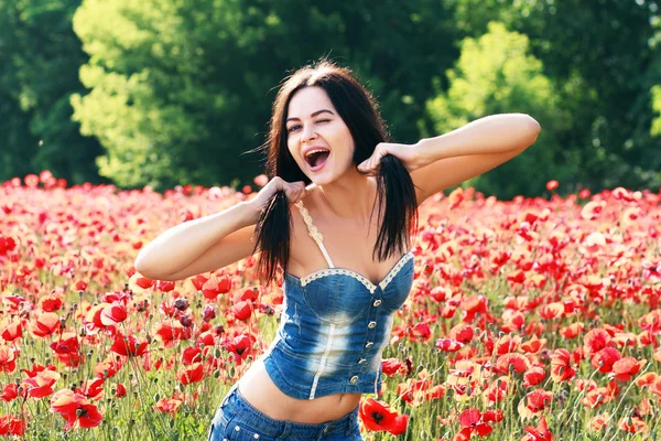 Ragazza nel campo papaveri — Foto Stock