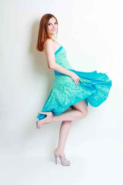Kadın mavi elbise — Stok fotoğraf
