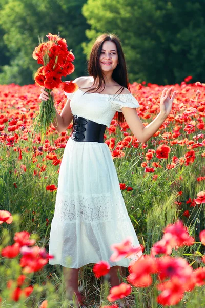 Ragazza nel campo papaveri — Foto Stock