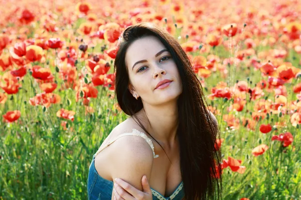 Fille dans le champ de pavot — Photo