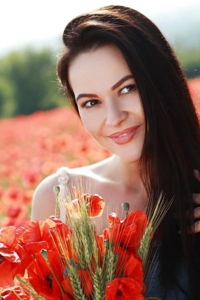 Poppies alan kız — Stok fotoğraf