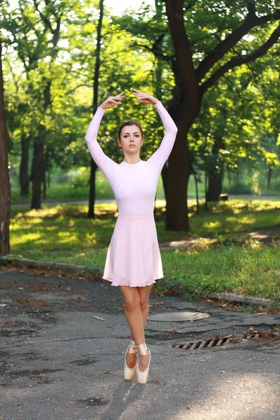 Bailarina ao ar livre — Fotografia de Stock