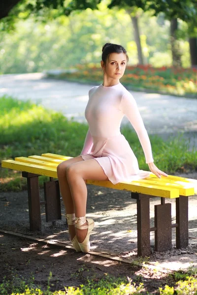 Ballerina im Freien — Stockfoto