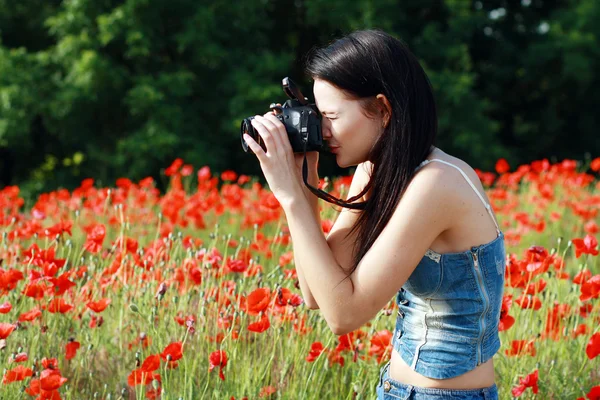 Flicka i vallmo fält — Stockfoto