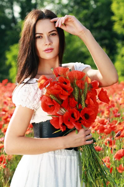 Girl in poppies field — Stock Photo, Image