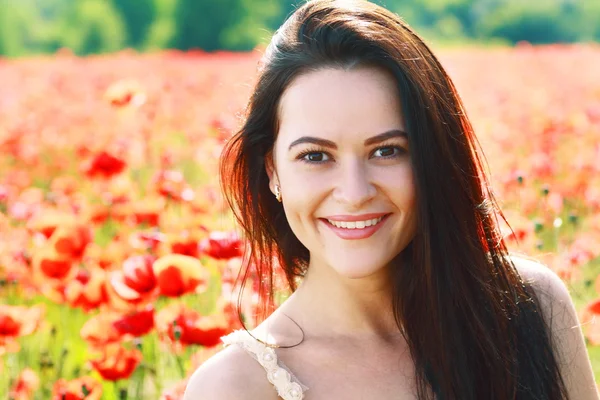 Chica en el campo de amapolas — Foto de Stock