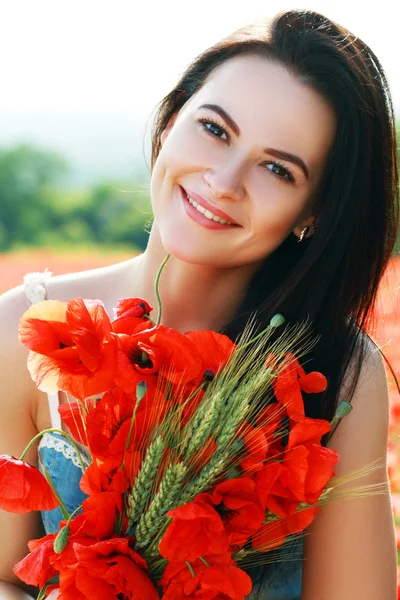 Girl in poppies field — Stock Photo, Image