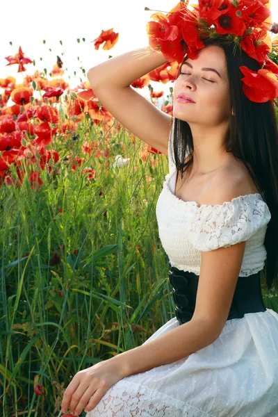 Chica en el campo de amapolas —  Fotos de Stock