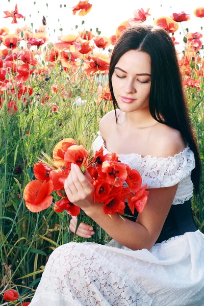 Girl in poppies field — Stock Photo, Image