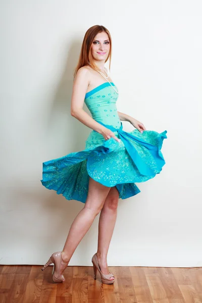 Donna vestito blu — Foto Stock